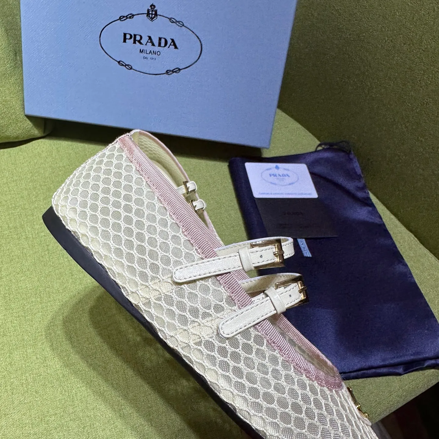 👟👟Ex-factory price 500👟👟 Prada 25ss new style for early spring🔥🔥✨ 🌟 Recommended by major bloggers in Xiaohongshu, developed 1-1 to highlight classic charm. Open molded outsole. Imported mixed breed sheep lining. These ballet flats have a feminine silhouette and classic details for a sophisticated and timeless style. The mesh fabric is reinterpreted with lace patterns, which is delicate and unique. The upper is embellished with a narrow band and an engraved logo metal buckle. Enamel-coated triangular metal logo. 5mm one-piece rubber sole, decorated with hot-stamped logo. Code number: 35 to 42 (40-42 customized, non-refundable)